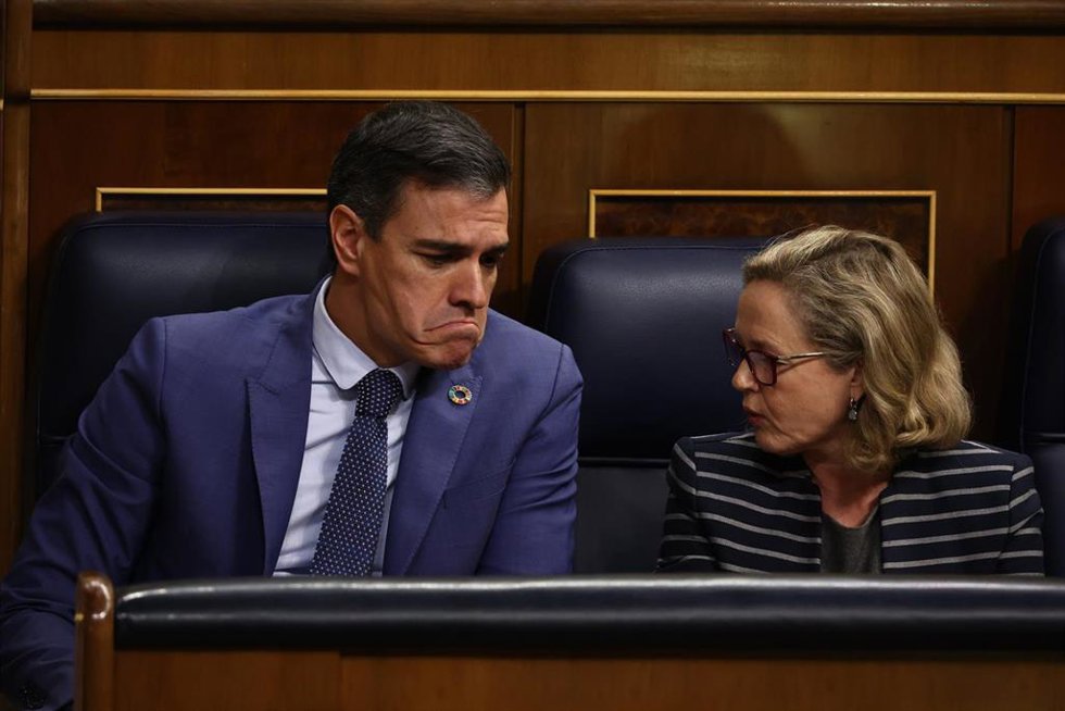 El presidente del Gobierno, Pedro Sánchez y la vicepresidenta primera y ministra de Asuntos Económicos y Transformación Digital, Nadia Calviño, durante una sesión plenaria en el Congreso de los Diputados, a 2 de noviembre de 2022, en Madrid (España). 