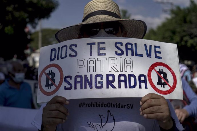Archivo - Protestas contra el bitcóin en San Salvador, El Salvador