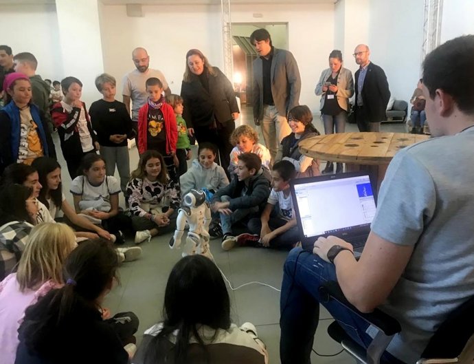 La consejera de Educación del Principado de Asturias, Lydia Espina, visita la I Feria de la Ciencia y la Innovación de Asturias, celebrada en LABoral Centro de Arte y Creación Industrial, en Gijón