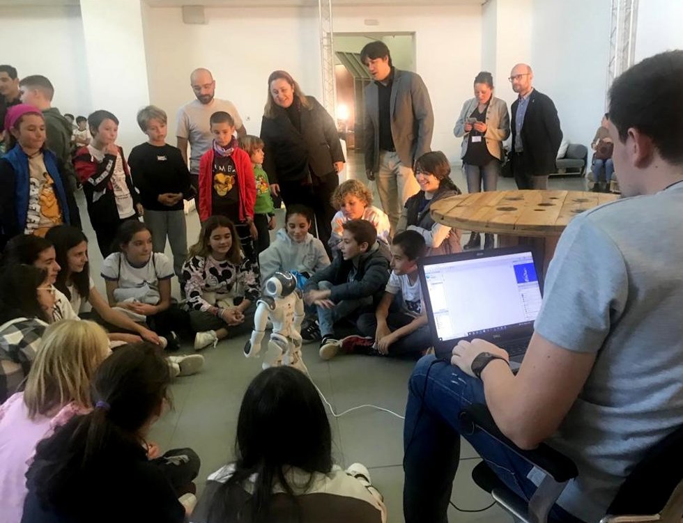La consejera de Educación del Principado de Asturias, Lydia Espina, visita la I Feria de la Ciencia y la Innovación de Asturias, celebrada en LABoral Centro de Arte y Creación Industrial, en Gijón