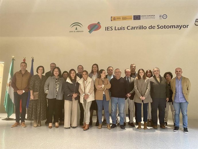 Viso y Piernagorda (centro, detrás), con los directores y otros responsables de los centros educativos de Baena.