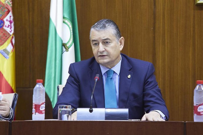 El consejero de Presidencia, Interior y Diálogo Social de la Junta de Andalucía, Antonio Sanz, durante la Comisión de Presidencia, Interior y Diálogo Social en el Parlamento de Andalucía en el Parlamento de Andalucía, a 17 de noviembre de 2022 en Sevill