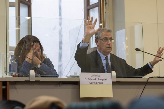 La acusada de asesinar a su pareja, cuya cabeza apareció en una caja en la casa de su amiga, en Castro Urdiales escucha las conclusiones de su defensa durante la sesión de este jueves del juicio que se sigue en la Audiencia de Cantabria