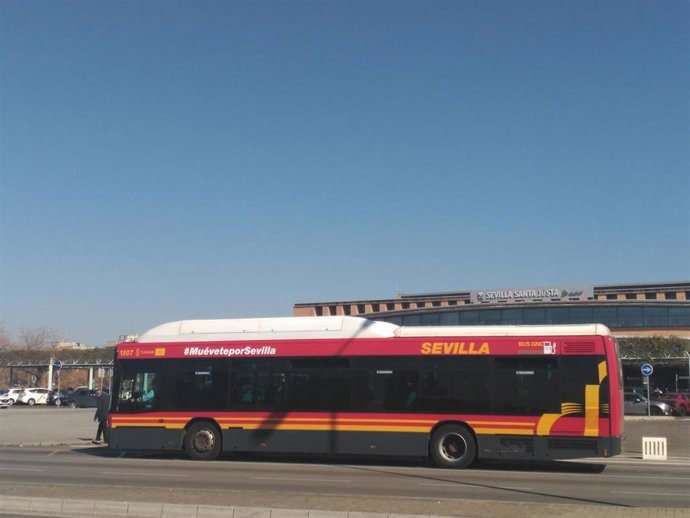 Archivo - Un autobús de Tussam circula delante de la fachada de la estación de Santa Justa.