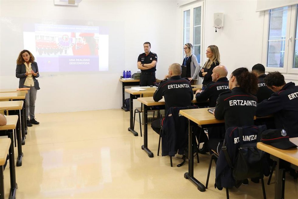 Agentes de la Ertzaintza asisten al curso.