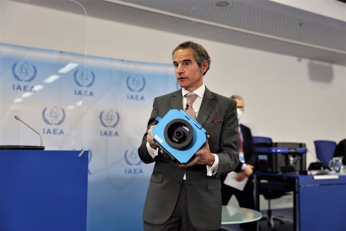 Archivo - HANDOUT - 17 December 2021, Austria, Vienna: Rafael Mariano Grossi, Director General of the International Atomic Energy Agency (IAEA), holds an IAEA camera during a press conference to brief members of the international press on the Islamic Re