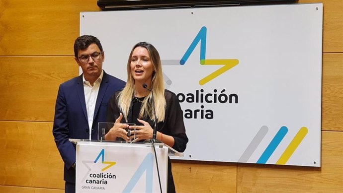 El secretario de CC en Gran Canaria, Pablo Rodríguez, y la diputada de CC en el Congreso, María Fernández, durante la rueda de prensa