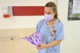 Foto: El Gregorio Marañón se suma al Día Mundial del Niño Prematuro y tiñe de púrpura el Servicio de Neonatología