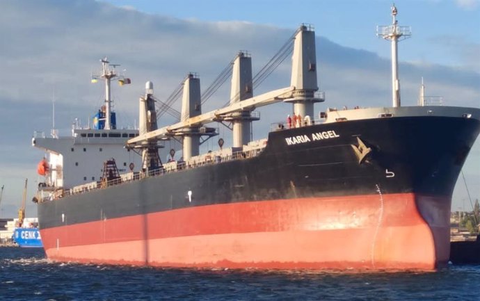 Barco de carga 'Ikari Angel' con grano en su interior.