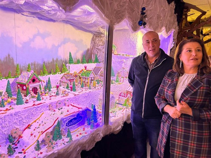 Carmen Crespo y Antonio Ruiz en la visita al Belén de Chocolate de Galleros Artesanos en Rute.