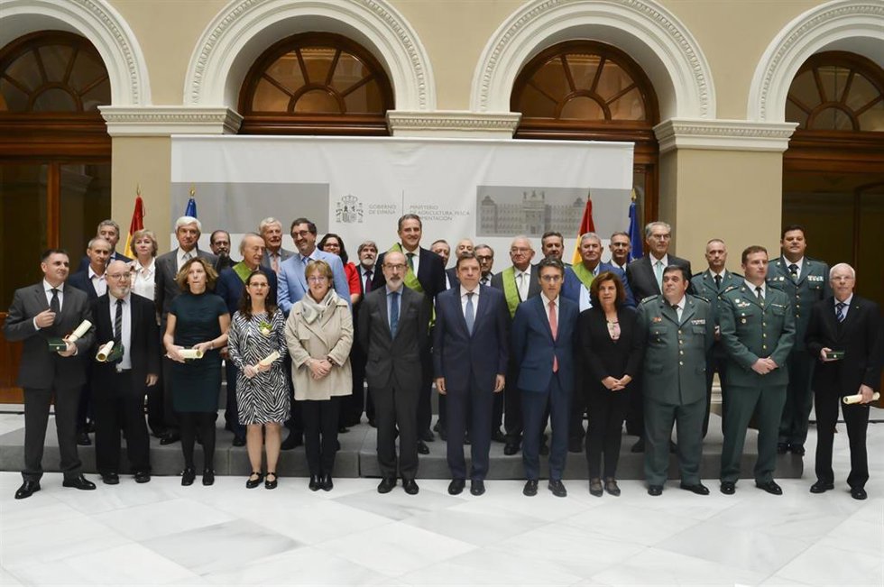 El ministro de Agricultura, Pesca y Alimentación, Luis Planas, con los condecorados de la Orden Civil del Mérito Agrario, Pesquero y Alimentario