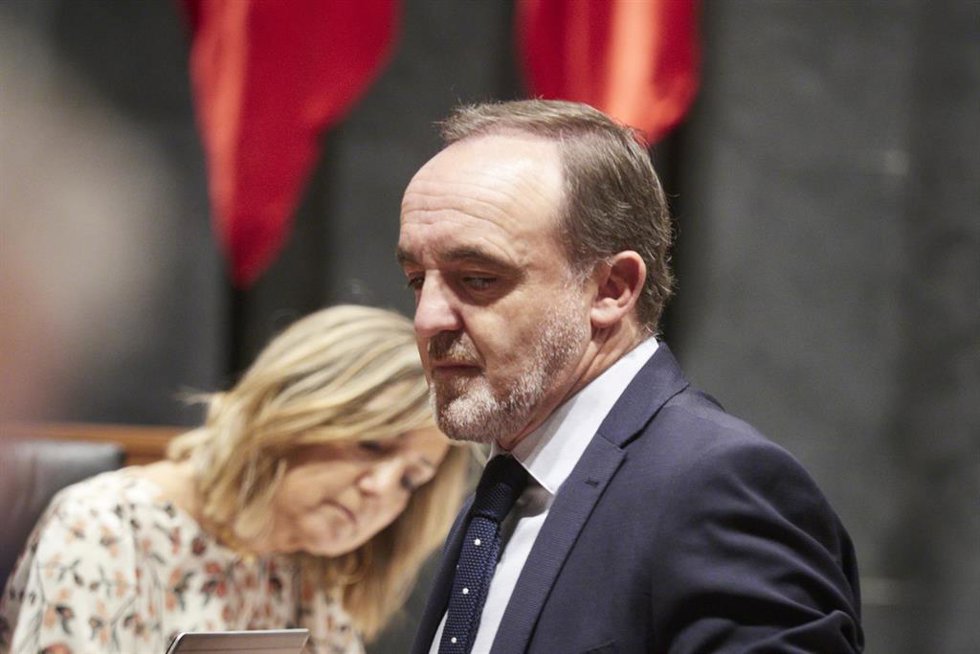 Archivo - El presidente de UPN y portavoz de Navarra Suma, Javier Esparza, en el Parlamento de Navarra.