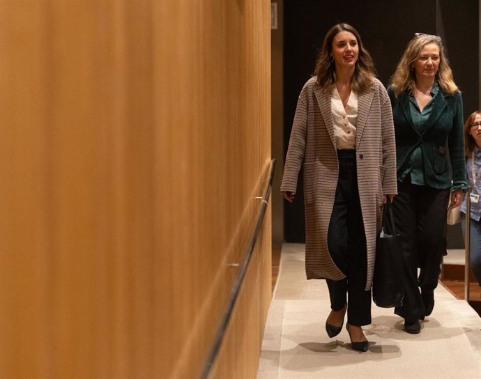 La ministra de Igualdad, Irene Montero (i), y la delegada del Gobierno contra la Violencia de Género, Victoria Rosell (d).