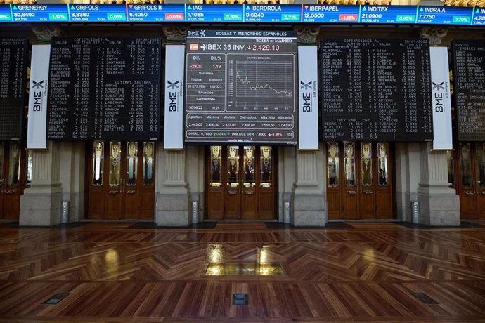 Archivo - Paneles del Ibex 35 en el Palacio de la Bolsa, a 30 de septiembre de 2022, en Madrid (España).
