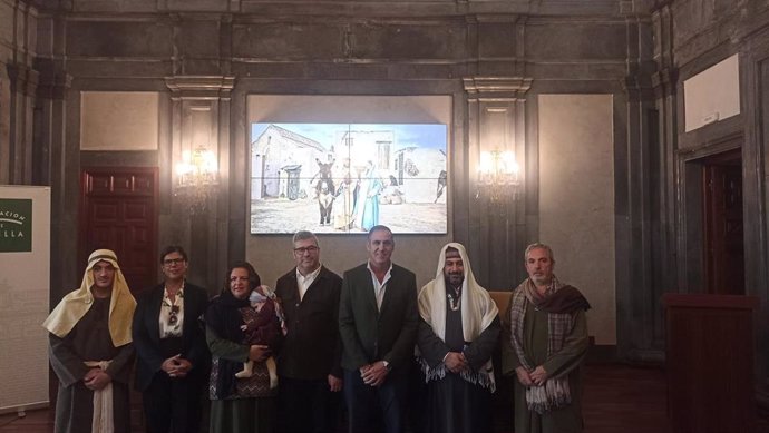 El alcalde de Sanlúcar, el hermano mayor del Santo Entierro y varios figurantes, en la presentación del Belén Viviente del municipio, en un acto celebrado en la Casa de la Provincia.