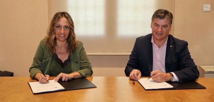 El presidente de Pimec, Antoni Cañete, y la diputada de Desarrollo Económico, Turismo y Comercio de la Diputación de Barcelona, Eva Menor