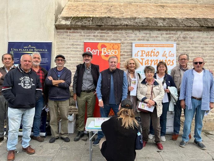 Los activista en pro de la recuperación del Patio de los Naranjos como espacio plenamente público