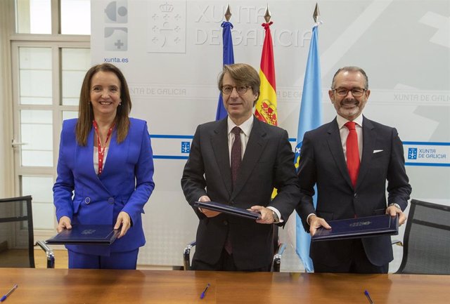 El conselleiro de Facenda e Administración Pública, Miguel Corgos, y la directora territorial del Banco Santander en Galicia, Rocío Pazos, tras la firma del primer "préstamo sustentable"