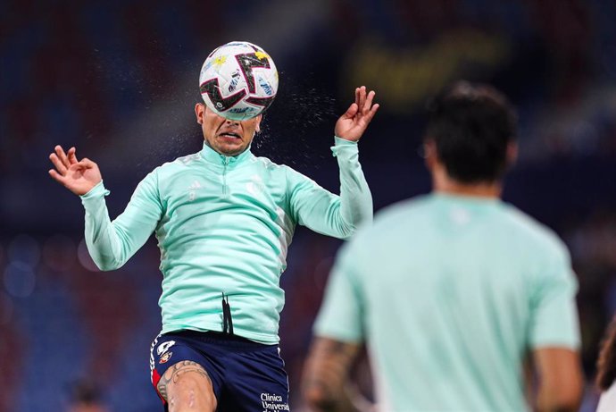 Chimy Avila of Osasuna warms up during the Santander League match between Villareal CF and Club Atletico Osasuna at the Ceramica Stadium on October 17, 2022, in Valencia, Spain.