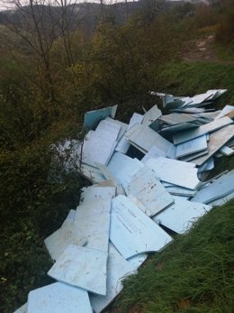 Vertido ilegal denunciado por Ekologistak Martxan en el valle del Bolintxu