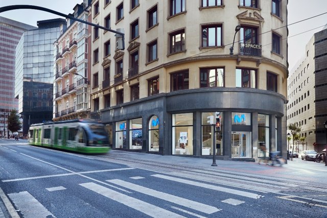 Archivo - Nueva tienda piloto de Movistar en la calle Buenos Aires de Bilbao.