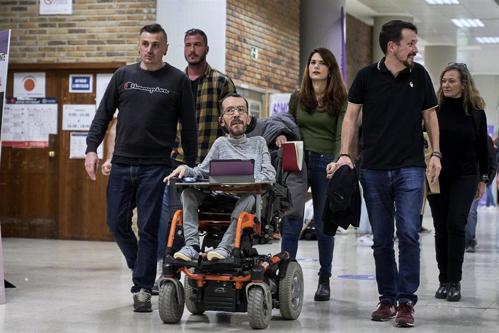 El portavoz de Unidas Podemos, Pablo Echenique (3i); la portavoz de Podemos, Isabel Serra (3d); el exlíder de Podemos Pablo Iglesias (2d), y la delegada del Gobierno contra la Violencia de Género, Victoria Rosell (1d), a su llegada a la celebración de l