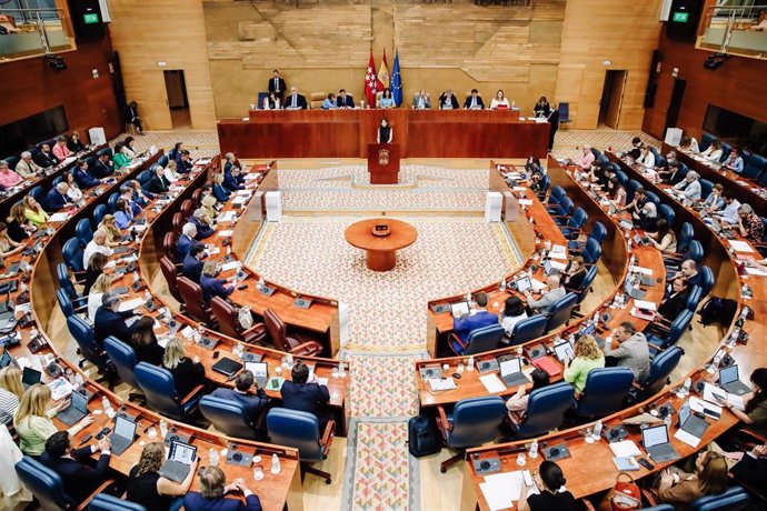 Archivo - La presidenta de la Comunidad de Madrid, Isabel Díaz Ayuso, interviene en una sesión plenaria, en la Asamblea de Madrid, a 23 de junio de 2022, en Madrid (España). 