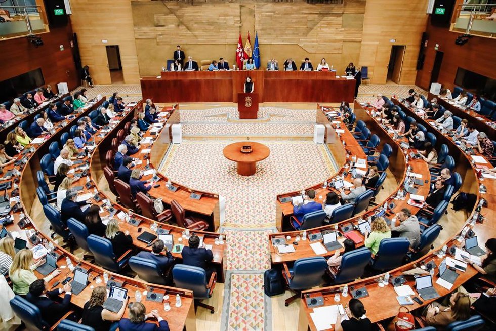 Archivo - La presidenta de la Comunidad de Madrid, Isabel Díaz Ayuso, interviene en una sesión plenaria, en la Asamblea de Madrid, a 23 de junio de 2022, en Madrid (España).