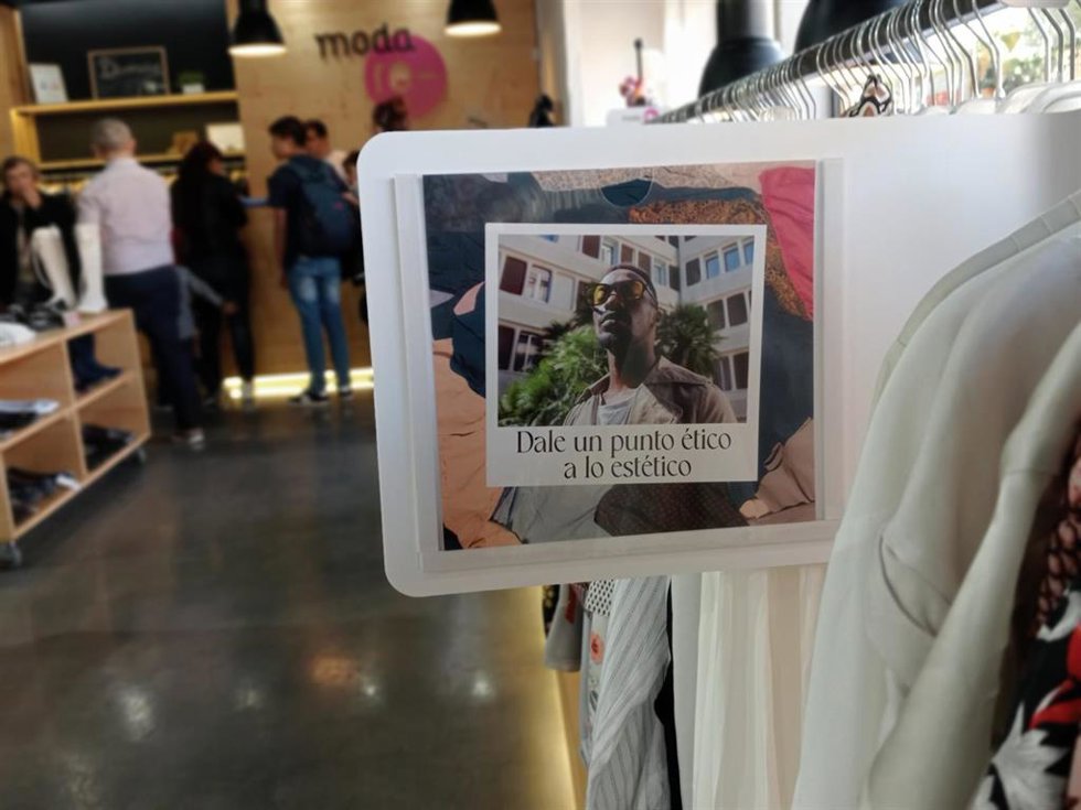 Imagen de la campaña de Moda Re- 'Redefine tu Dress Code'.