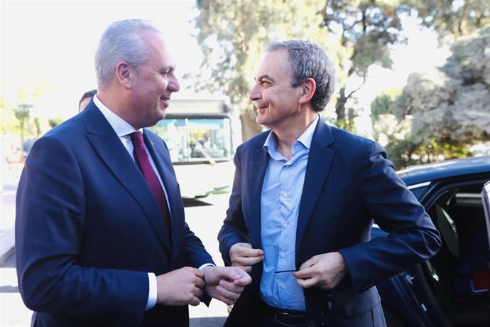 El presidente de la Diputación de Cádiz, Juan Carlos Ruiz Boix, y el ex presidente del Gobierno, José Luis Rodríguez Zapatero, antes de participar en la apertura del III Foro Internacional Euroafricano, en Cádiz