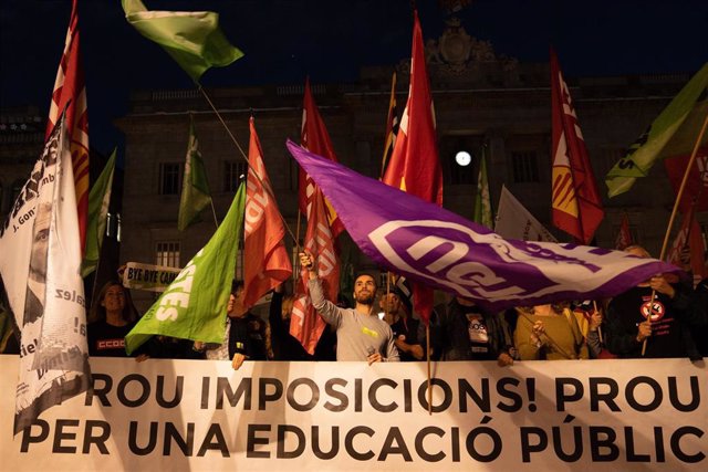 Concentración de los sindicatos educativos para reclamar la reversión de los recortes en la educación catalana