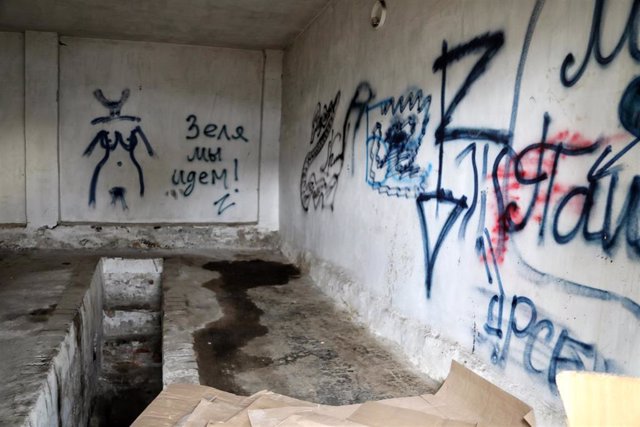 Graffiti cubre la pared en un centro de detención preventiva donde las tropas rusas establecieron una cámara de tortura