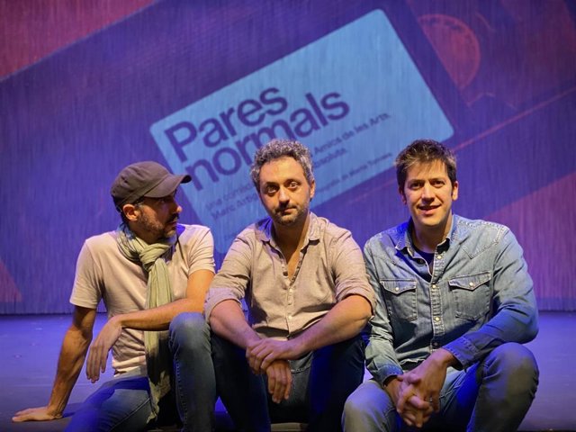 Los integrantes de Els Amics de les Arts, Ferran Piqué, Joan Enric Barceló y Daniel Alegret, en el Teatre Poliorama de Barcelona