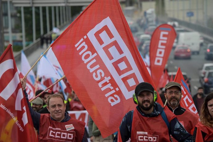 Archivo - Varias personas con banderas de CCOO durante una manifestación con motivo de la tercera jornada de la huelga del sector siderometal, a 18 de mayo de 2022, en Oleiros, A Coruña (España). La manifestación ha sido impulsada por los sindicatos CIG