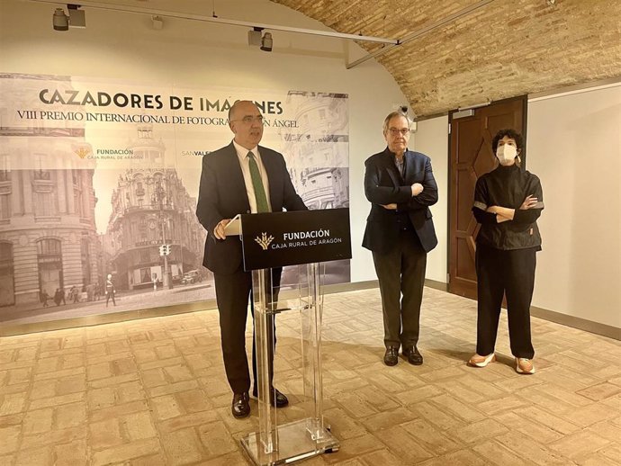 Presentación de 'Cazadores de imágenes', en la Fundación Caja Rural de Aragón.