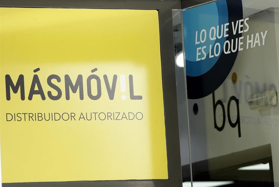 Archivo - Una pancarta publicitaria de MásMóvil en el escaparate de una tienda.
