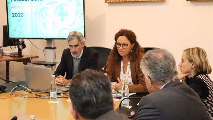 La presidenta del Consell de Mallorca, Catalina Cladera, durante la presentación de los presupuestos de la institución a representantes de los agentes económicos y sociales.