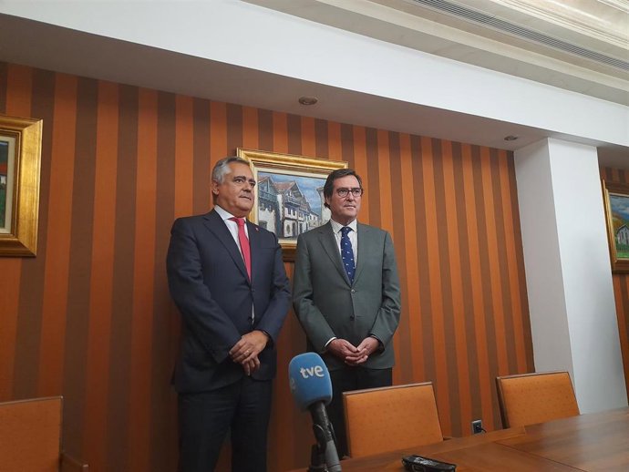 El presidente de la CEOE, Antonio Garamendi, junto al presidente de la CEN, Juan Miguel Sucunza