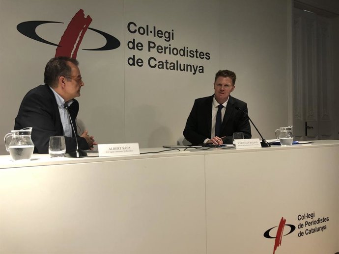 El director de El Periódico, Albert Sáez, y el portavoz de Justicia de la Comisión Europea, Christian Wigand