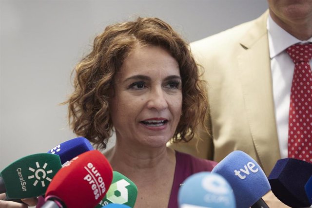 Archivo - La ministra de Hacienda, María Jesús Montero, atiende a los medios de comunicación.