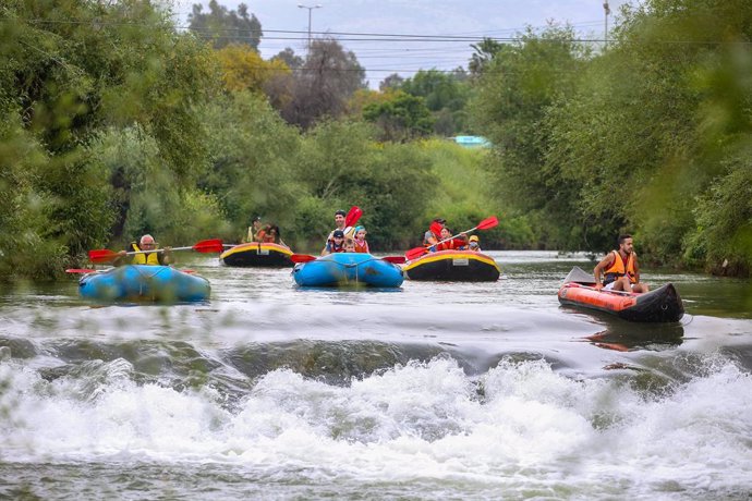 Israelíes practican rafting en aguas bravas en el río Jordán, cerca de la ciudad de Kiryat Shemona, en el norte de Israel