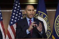 Hakeem Jeffries guarda silencio sobre su posible candidatura y celebra el legado de Pelosi como líder demócrata