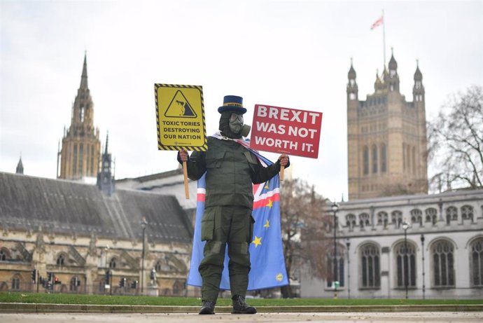 Archivo - Un manifestante anti-Brexit en Londres (Reino Unido)