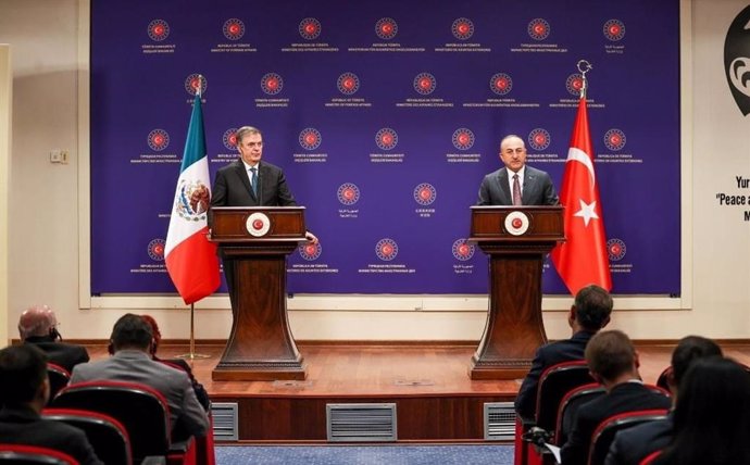 El ministro de Exteriores de México, Marcelo Ebrard Casaubon, y su homólogo turcoo, Mevlut Cavusoglu, en Ankara, Turquía.