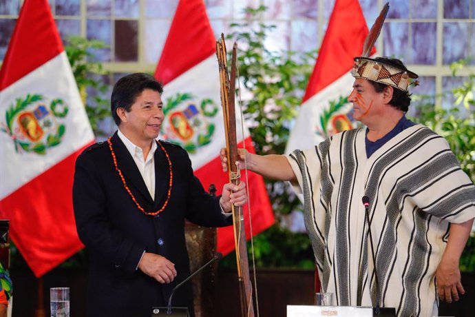 HANDOUT - 14 November 2022, Peru, Lima: Peruvian President Pedro Castillo (L) holds a meeting with Ashaninka leaders at the Government Palace. Photo: Luis Iparraguirre/Presidencia Peru/dpa - ATENCIÓN: Sólo para uso editorial y mencionando el crédito com