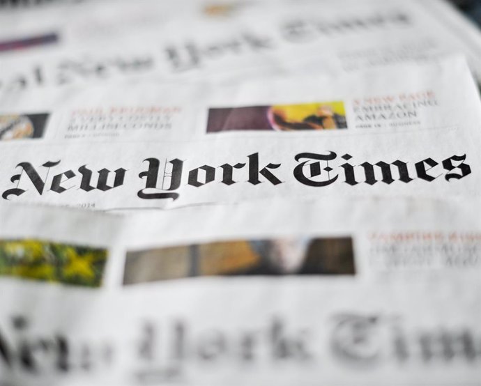 Archivo - FILED - 23 April 2014, Berlin: Various editions of the New York Times newspaper are on display on a table in Berlin. US daily newspaper publisher the New York Times Co  announced earnings for the fourth quarter that increased from last year an