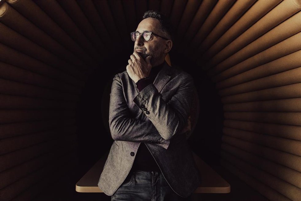 Archivo - El músico Jorge Drexler posa durante una entrevista con Europa Press para presentar su disco Tinta y tiempo, en las oficinas de Sony, a 21 de abril de 2022, en Madrid (España).