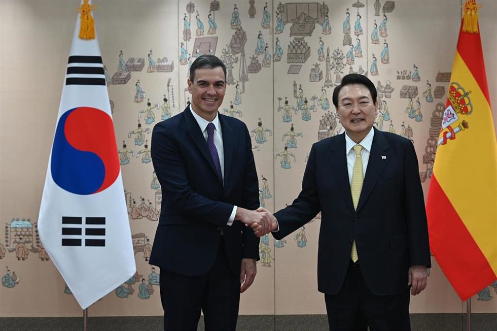 El presidente del Gobierno de España, Pedro Sánchez, con el presidente de Corea del Sur, Yoon Suk Yeol