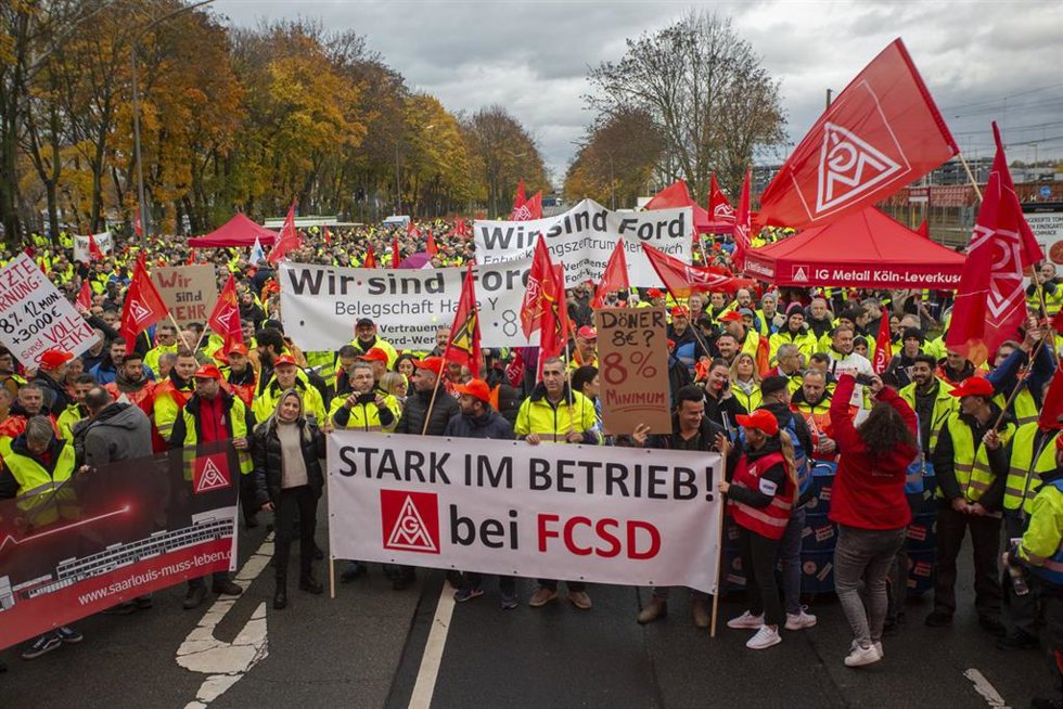 17 November 2022, North Rhine-Westphalia, Cologne: Ford workers take part in a demonstration organized by the IG Metall trade union at Gate 24 of the Ford plant in Cologne Niehl. Photo: Thomas Banneyer/dpa