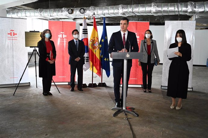 El presidente del Gobierno, Pedro Sánchez, en la futura sede del Instituto Cervantes en Seúl